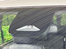【トヨタセーフティセンス】走行中に前方の車両等を認識し、衝突しそうな時は警報とブレーキで衝突回避と被害軽減をアシスト。より安全にドライブをお楽しみいただけます。