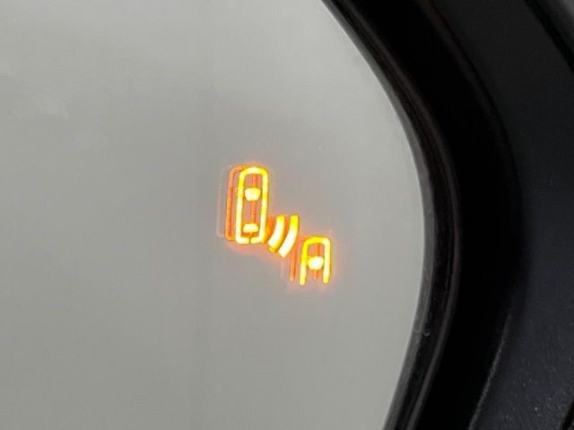 【ブラインドスポットモニター】走行中、ドアミラーの死角になりやすい箇所に後続車が接近するとサイドミラーのレンズに警告を表示！ドライバーに注意喚起をしてくれます。