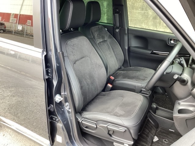 フィット感のあるシート。しっかりと支えてくれるので、長時間の運転を快適にサポートしてくれます。