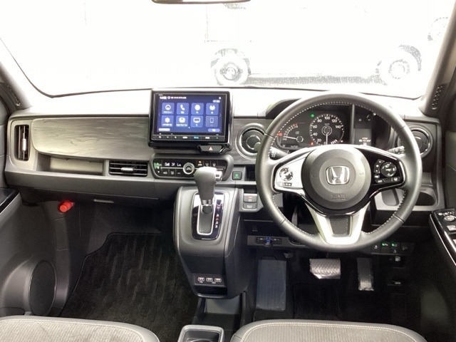 ドライバー目線の画像です。視界が確保されているので運転しやすいです。視認性のよいインパネ周りです。操作スイッチやカップホルダーも使いやすい位置に配置されています。