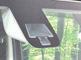 【三菱e-Assist】走行中に前方の車両等を認識し、衝突しそうな時は警報とブレーキで衝突回避と被害軽減をアシスト。より安全にドライブをお楽しみいただけます。