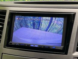【バックカメラ】駐車時に後方がリアルタイム映像で確認できます。大型商業施設や立体駐車場での駐車時や、夜間のバック時に大活躍！運転スキルに関わらず、今や必須となった装備のひとつです！