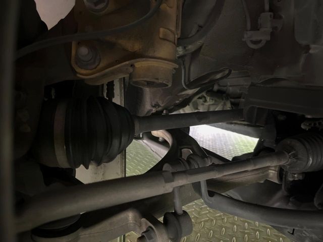 お車を安心してお乗りいただく為には、足回りの定期点検が欠かせません。サービスサポート（有償保証）では無料点検もご提供しており、安心のカーライフをお過ごしいただけるサポート体制が整っています。