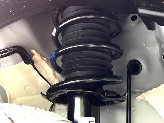 お車を安心してお乗りいただく為には、足回りの定期点検が欠かせません。サービスサポート（有償保証）では無料点検もご提供しており、安心のカーライフをお過ごしいただけるサポート体制が整っています。