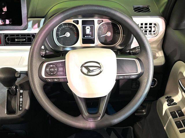 インテリアに合わせたデザインのステアリングは、運転される方のことも考え、運転しやすい形状、大きさです。是非一度、実際に触ってお確かめください。