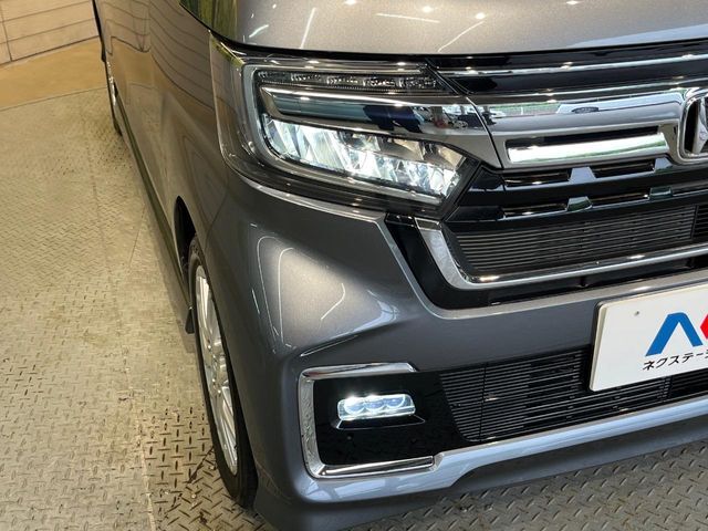 【LEDヘッドライト】悪天候や夜間走行時も良好な視界を確保し安心して運転できる高輝度LEDヘッドライトを装備！点灯速度が早く、消費電力も抑えられています。