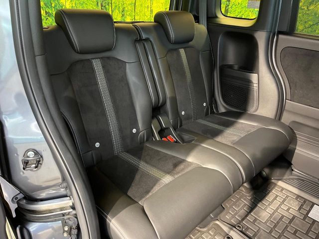 後部座席も気になるようなキズ・汚れやへたり等、大きなダメージはなく、良好な状態です。