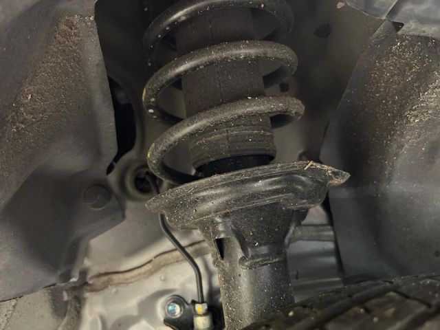 お車を安心してお乗りいただく為には、足回りの定期点検が欠かせません。サービスサポート（有償保証）では無料点検もご提供しており、安心のカーライフをお過ごしいただけるサポート体制が整っています。