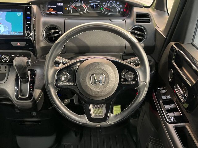 【純正革巻きステアリング】上質な革を使用することで、手にしっかり馴染みとても運転しやすいハンドルです♪