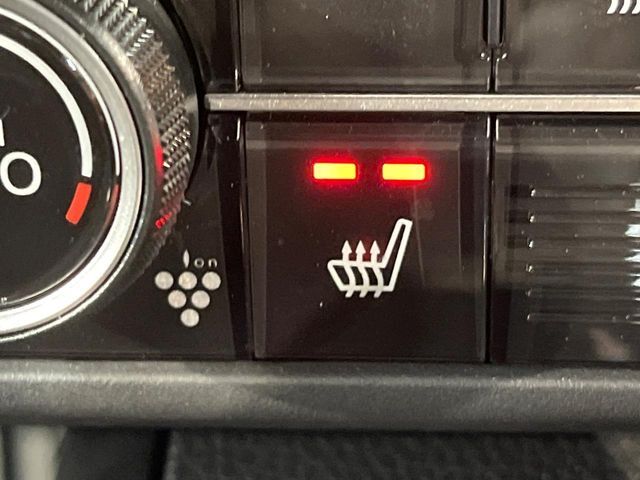 【シートヒーター】寒い日に重宝するシートヒーター！エアコンより早く温まってくれるので寒がりの人も安心ですね♪エアコンの温風は乾燥するから苦手、という方にもをおすすめです。