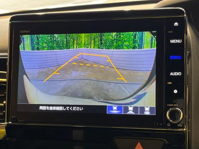 【バックカメラ】駐車時に後方がリアルタイム映像で確認できます。大型商業施設や立体駐車場での駐車時や、夜間のバック時に大活躍！運転スキルに関わらず、今や必須となった装備のひとつです！