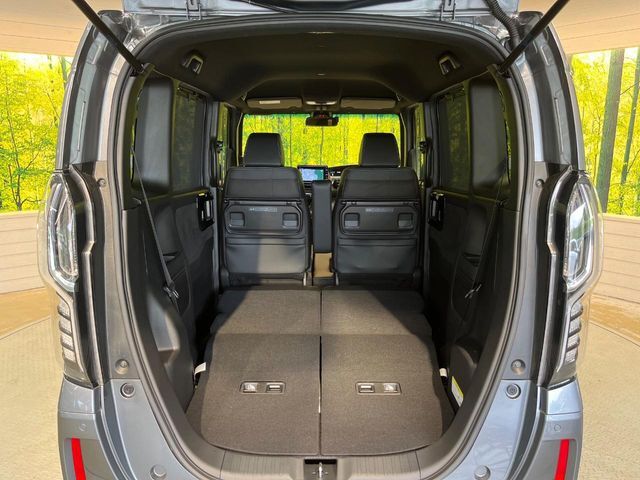 後席を格納すると、これだけの広さが！シーンに合わせたシートアレンジで、大きな荷物も積むことが出来ます♪