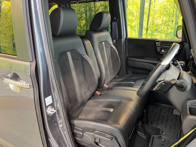 【ハーフレザーシート】高級感と座り心地を両立した人気のシート♪背面・座面のファブリック素材は、通気性の良さや滑りにくさに優れています。気温や服装に左右されず快適にお乗りいただけます。