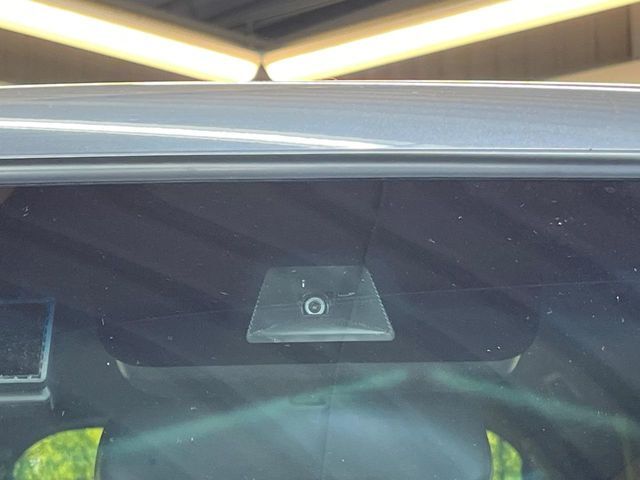 【ホンダセンシング】走行中に前方の車両等を認識し、衝突しそうな時は警報とブレーキで衝突回避と被害軽減をアシスト。より安全にドライブをお楽しみいただけます。