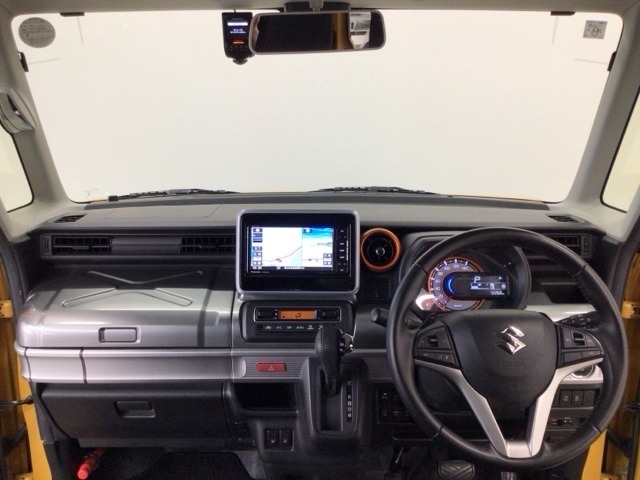 【前方視界】開放的な前方視界！運転がしやすく疲れにくいです♪窓が大きく、見通しがとっても良いおクルマですよ♪