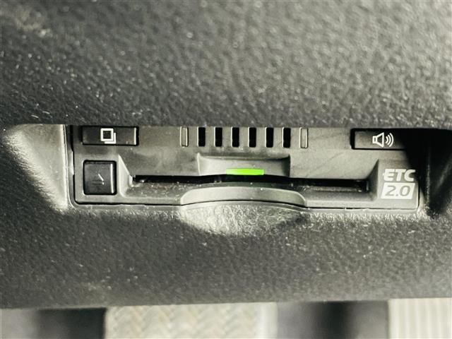 【ETC】有料道路を利用する際に料金所で停止することなく通過できる、ETC車載器（ノンストップ自動料金収受システム機器）が装備されています。セットアップを行うことで利用可能になります。