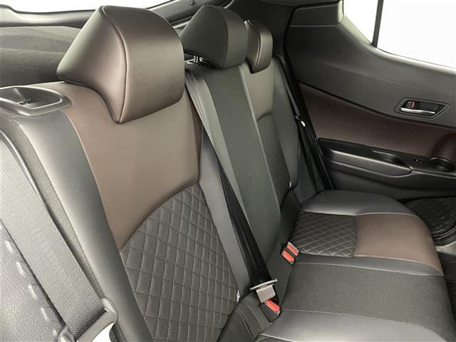 【後部座席】後席もゆったりドライブを楽しめます。内外装はプロこだわりのクリーニングで清潔なおクルマでご納車させていただきます！店舗での現車確認も承っています！