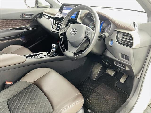 【運転席】座り心地が良いシートなので長時間の運転でも快適にお過ごしいただけます。新品のフロアマットのご注文も可能です。掲載箇所以外にご希望の写真がございましたらお気軽にお問い合わせ下さい。