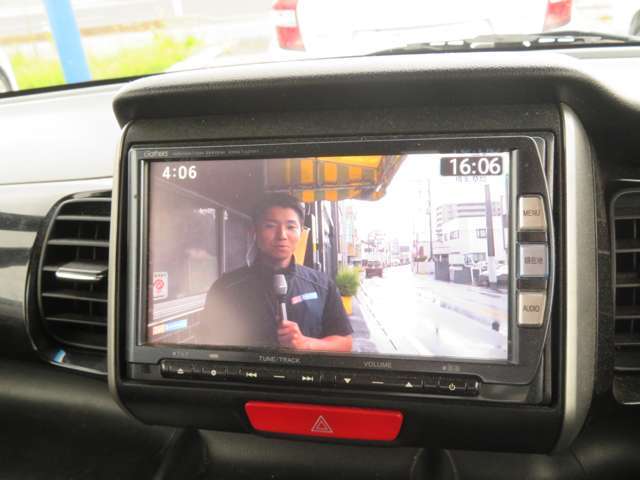 TVです。画像は鮮明で綺麗です。TVキャンセラを付けると移動中も映り、ナビ操作もできます。お気軽に御相談ください。