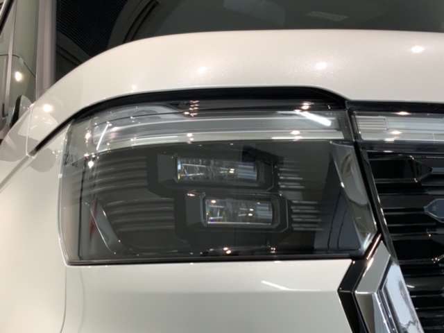 LEDヘッドライトは、点灯の瞬間から最大光量を発揮し、突然暗くなるトンネルなどでの安定感を高めます。