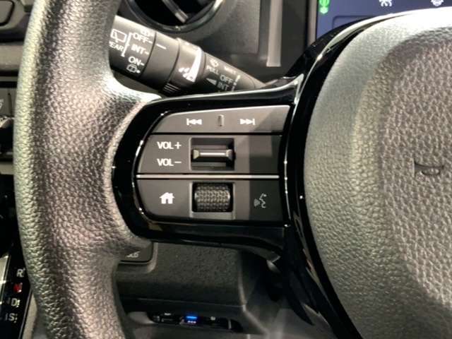 ステアリングにオーディオ操作スイッチが付いています。オーディオ画面に直接タッチしなくても操作が出来ますので、運転に集中できます。