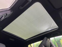 【調光パノラマルーフ】車内の解放感が一気に上がる大型パノラマルーフに調光機能がプラス！日差しが強い時、シェードを閉めなくてもガラスの透明度を調整することで心地よい明るさに♪