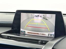 【バックモニター】後ろのカメラの映像がモニターに映し出されるので、後方の見えない死角や、障害物との距離感などもしっかり安全確認することができます！