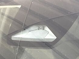 【ホンダセンシング】走行中に前方の車両等を認識し、衝突しそうな時は警報とブレーキで衝突回避と被害軽減をアシスト。より安全にドライブをお楽しみいただけます。