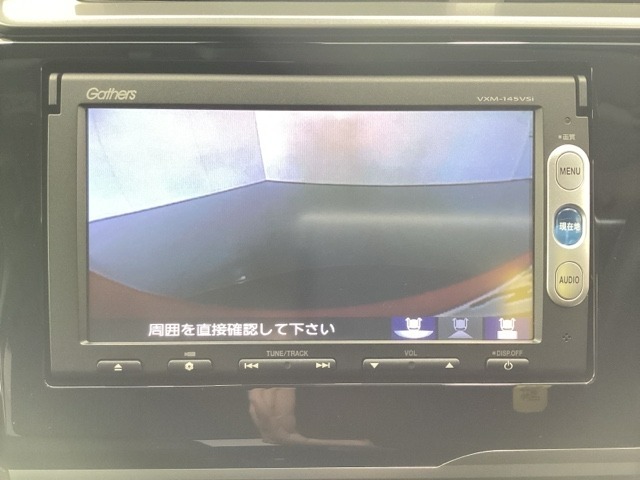 ギヤをR（バック）に入れるとナビの画面に後ろの映像が映るリアカメラ付です。後退時、コンディションが悪い視界でもカラーバックモニターがドライバーをサポートします。