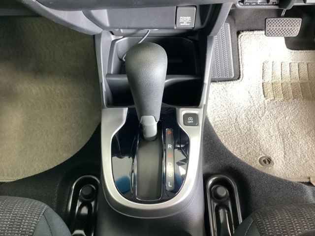 CVT車のセレクトレバーです。低速から高速まで、変速ショックのないスムーズな走りを実現するとともに、エンジン効率のよい領域を維持することで燃費にも貢献します。