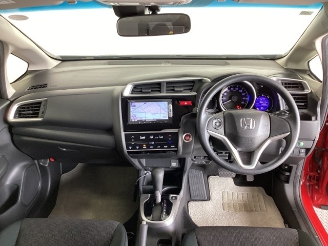 車内は光触媒抗菌消臭施工済です。スタイリッシュなデザインでスポーティなインパネ周りを演出します。グローブボックスやカップホルダーのほかにトレーなどたくさんの収納スペースが付いています。
