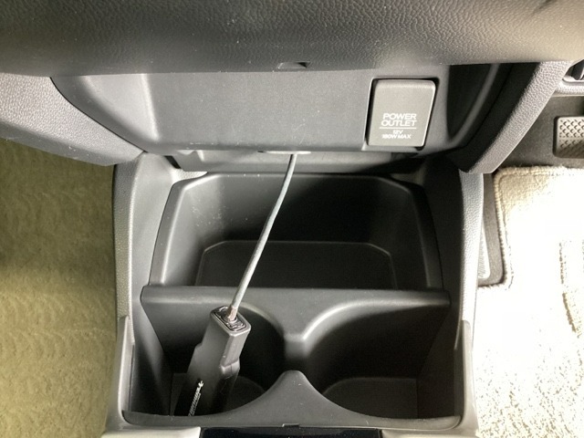 アクセサリーソケットはUSBのアダプターなどをつければ、スマホの充電にも使えます。周辺には物が置けるトレーがついています。
