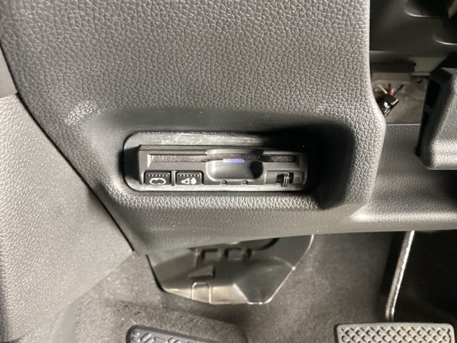 ハンドルの左下にETCがついています。高速道路の料金所の通過も楽々です。　カードの取り出しもしやすい場所についています。