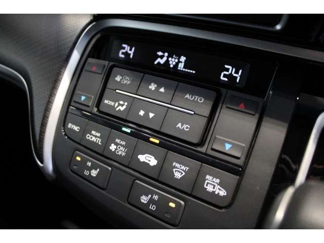 デュアルエアコン搭載です！！運転席・助手席でお好みの温度に設定可能です♪運転席・助手席にはシートヒーターが搭載されております！！