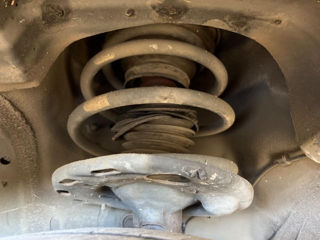 お車を安心してお乗りいただく為には、足回りの定期点検が欠かせません。サービスサポート（有償保証）では無料点検もご提供しており、安心のカーライフをお過ごしいただけるサポート体制が整っています。