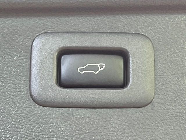 【パワーバックドア】スマートキーや運転席のボタンを押すだけでリアゲートが自動で開閉します！荷物を持っている時や、高い位置にあるバックドアを閉める際に便利な機能です♪