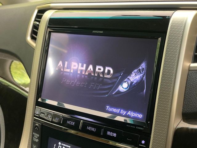 【9インチナビ】人気の大画面ナビを装備。専用設計で車内の雰囲気にマッチ！ナビ利用時のマップ表示は見やすく、テレビやDVDは臨場感がアップ！いつものドライブがグッと楽しくなります♪
