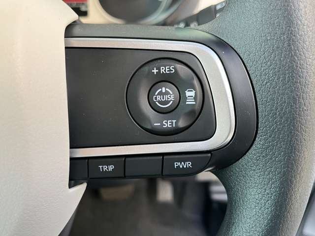 ACC（アダプティブクルーズコントロール）標準装備です！先行車の速度やキャリを検知して加減速する運転支援機能です！