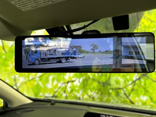 WECARSの展示場では実際に見て、触ってお車をお選びいただけます！知識の豊富な営業スタッフが様々なカーライフをご提案いたします！