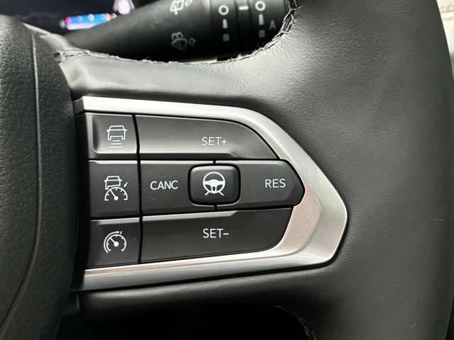 アダプティブクルーズコントロール】高速道路や自動車専用道路等にて、定速巡航や、前車追従が可能となる便利な機能です。長距離移動の際でも疲れにくく便利にお使いいただけます