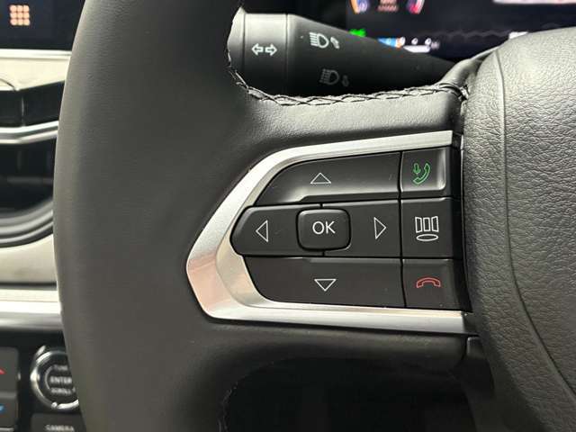メーター内の液晶はハンドルスイッチで操作可能です。運転中でも直感的に操作ができ、快適なドライブに繋がります。