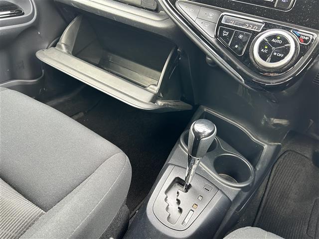 【グローブボックス】『グローブボックス』の画像になります。車検証ケースや日頃使う小物類の収納に便利ですね！