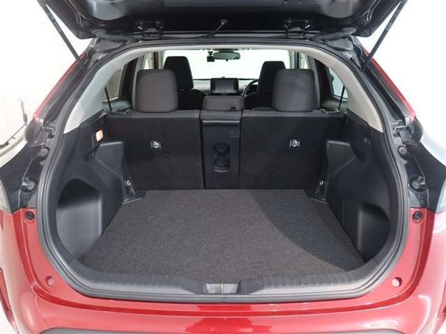 開口部の広いラゲージスペースは、ゴルフバックなどの荷物もラクラク積み込めます。