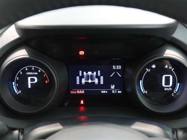 とっても見やすいメーターです。夜間時はラグジュアリーな気分にさせてくれる照明が魅力ですので、夜のドライブも楽しみになりますよ♪