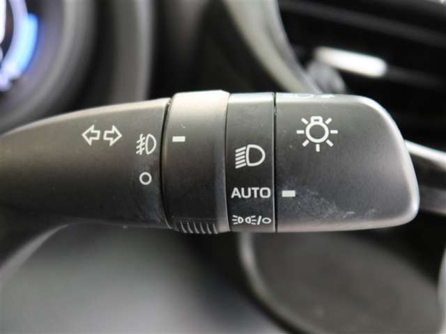 周囲が暗くなると自動でヘッドライトを点灯するオートライト機能付き。周囲が明るくなると自動で消灯します。