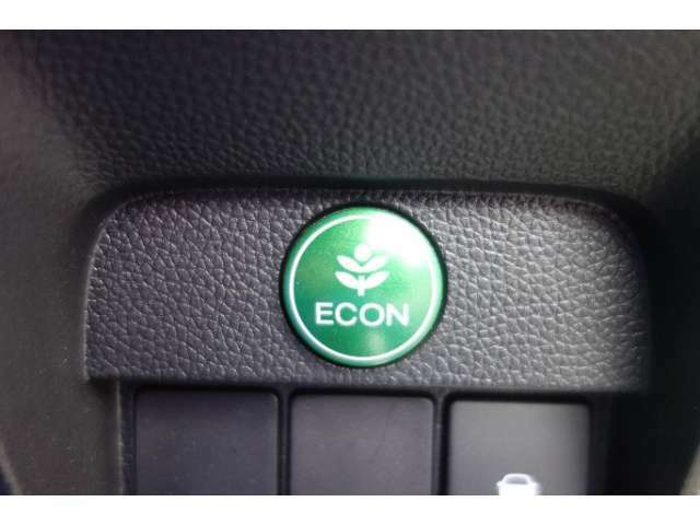 「ECON」ボタンとは、ミッションとエアコンを自動的制御する為、より燃費向上につながります！