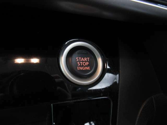 プッシュスターター☆ボタン1つでエンジン始動できます。同時にエンジンイモビライザーという装置でオーナーが持っている鍵が無いとエンジンがかけられない仕組みになっていて、盗難防止にもなっています。