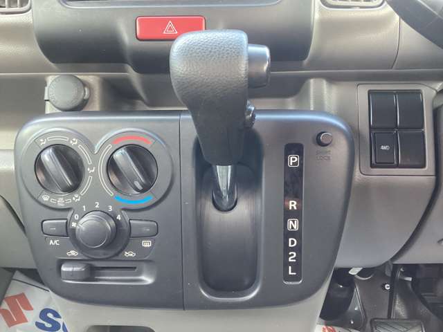 シフトレバーは、ハンドルから近く手の届きやすいインパネに配置されています。