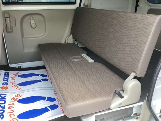 コンパクトで折りたたみがしやすいリヤシートです。