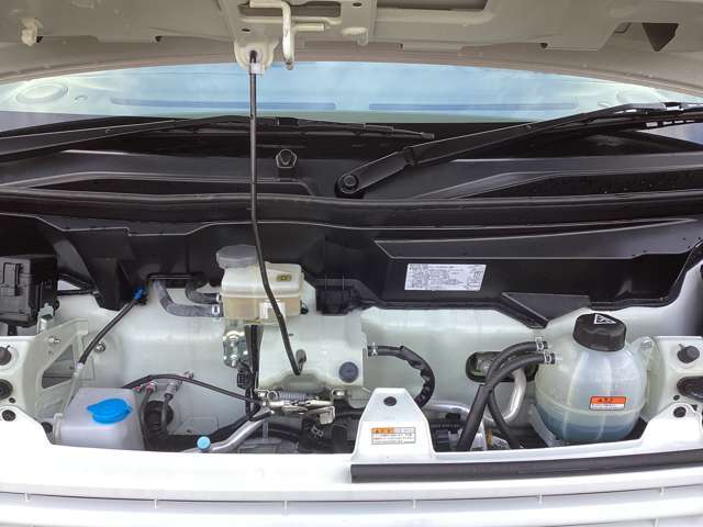 ウォッシャー液やクーラント、ブレーキオイルの残量は、コンパクトなボンネット開けて確認できます。